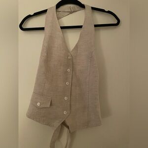 Linen open-back vest.